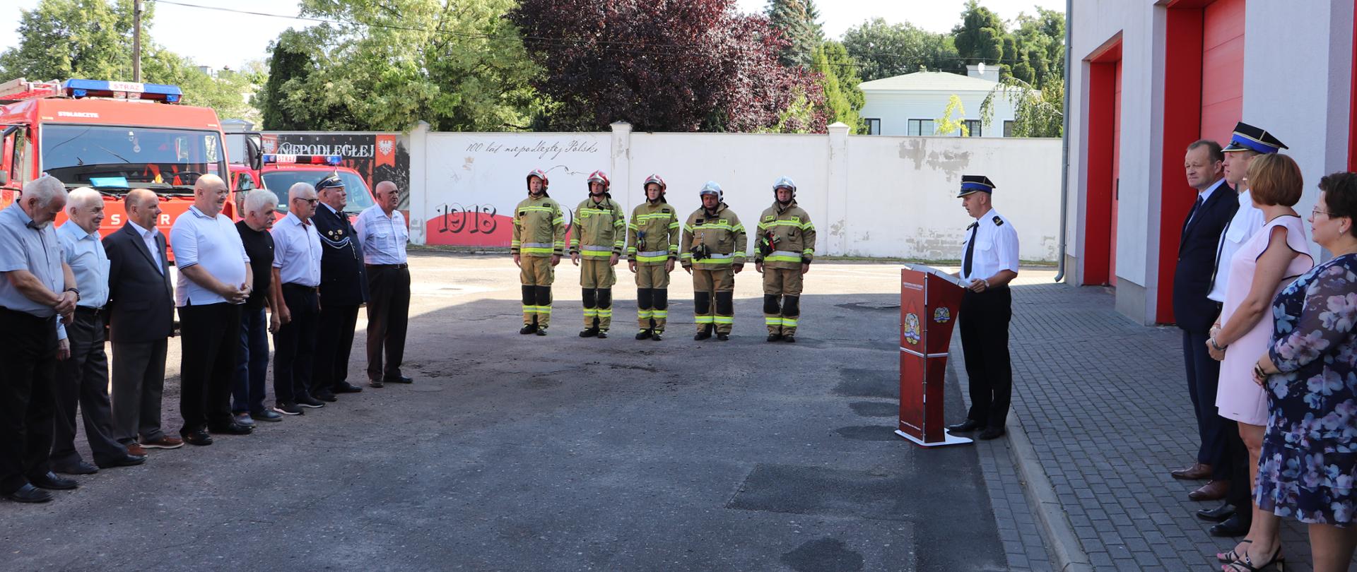 Na zdjęciu druhowie osp, strażacy ubrani w mundury, komendant powiatowy psp w Środzie Wielkopolskiej oraz poseł Zbigniew Dolata, zastępca wielkopolskiego komendanta wojewódzkiego psp oraz samorządowcy średzcy.