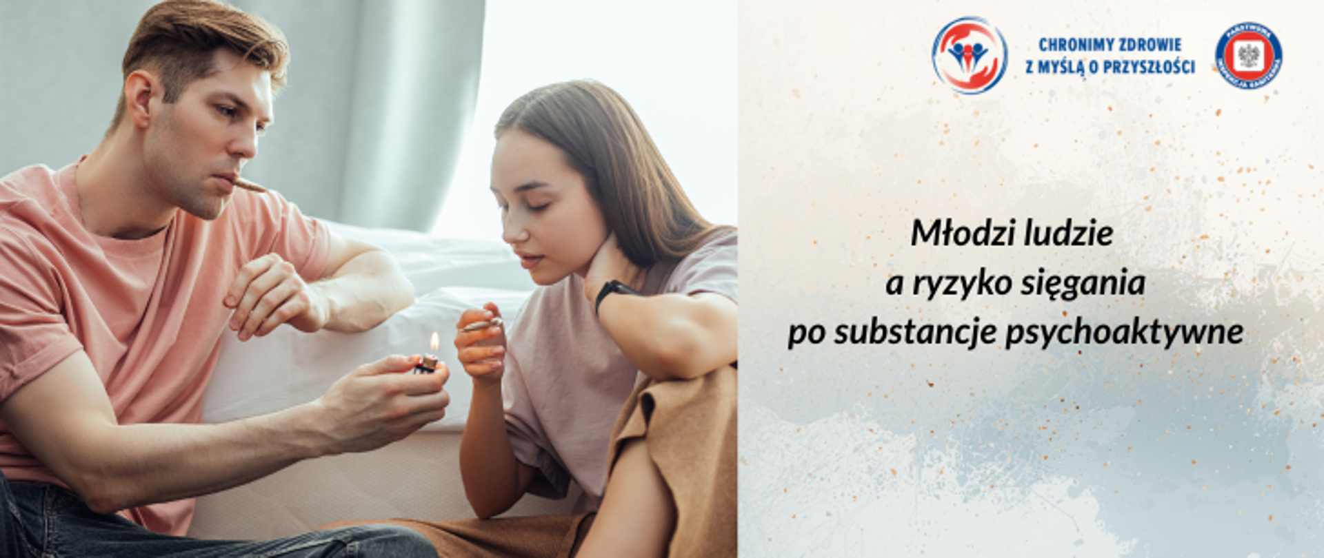 Jasne pastelowe tło po prawej zdjęcie dwojga młodych ludzi chłopaka i dziewczyny. chłopak w jasnej koszulce w odcieniach pomarańczowych trzyma zapaloną zapalniczkę, a młoda dziewczyna w jasno fioletowej koszulce trzyma papierosa w dłoni. Po prawej stronie ciemny napis: Młodzi ludzie a ryzyko sięgania po substancje psychoaktywne. W prawy górnym rogu logo Państwowej Inspekcji Sanitarnej wraz z hasłem chronimy zdrowie z myślą o przyszłości. 