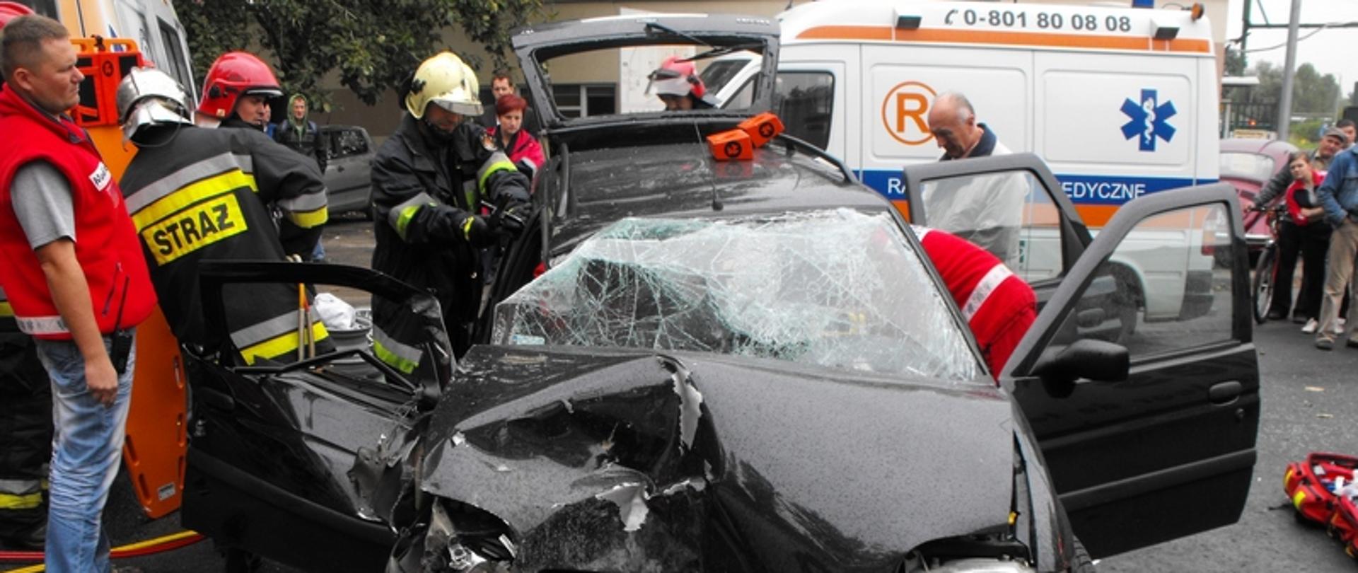 Zdjęcie przedstawia rozbity samochód osobowy