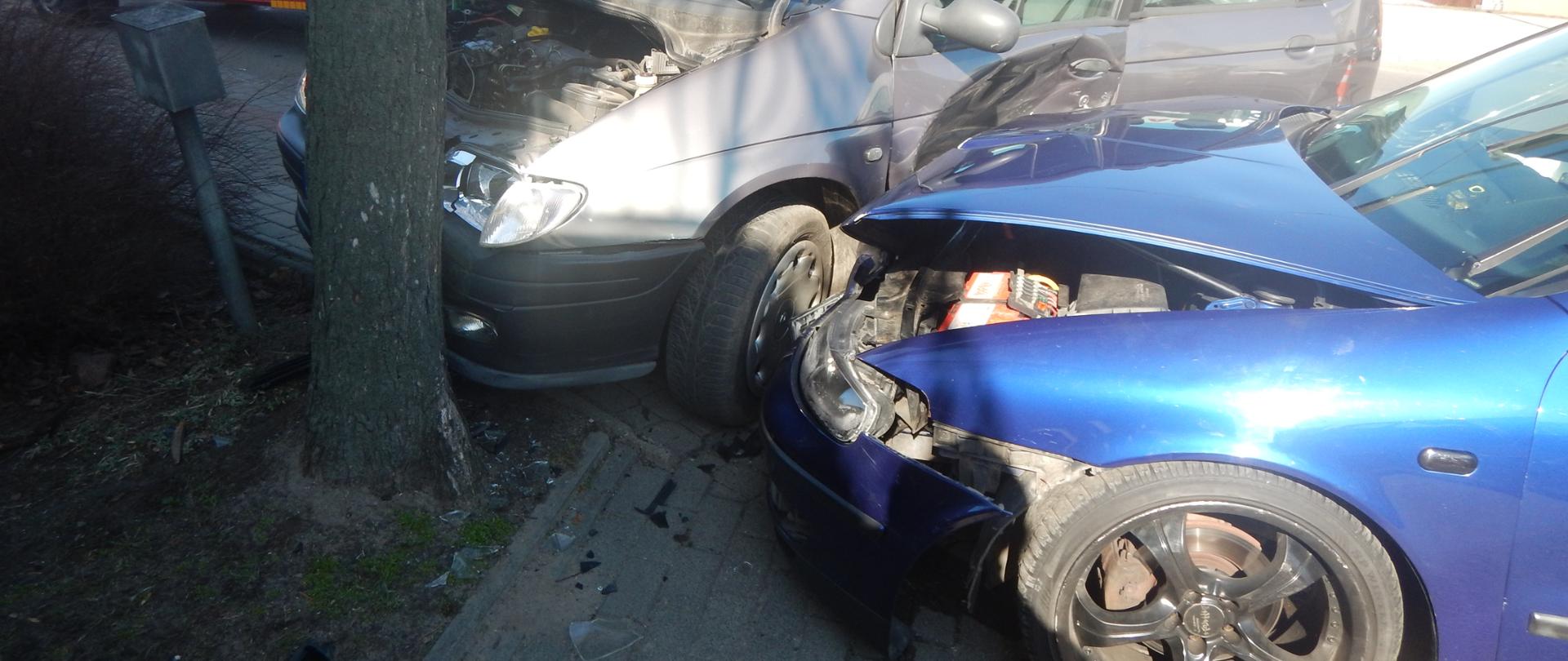 Zdjęcie przedstawia dwa uszkodzone samochody osobowe