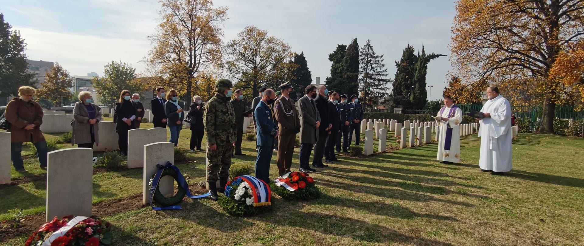 Ambasador RP w Serbii Rafał Perl, konsul Paweł Sokołowski oraz zastępca attaché obrony ppk Dominik Konieczny złożyli kwiaty i zapalili znicze na grobach polskich żołnierzy 