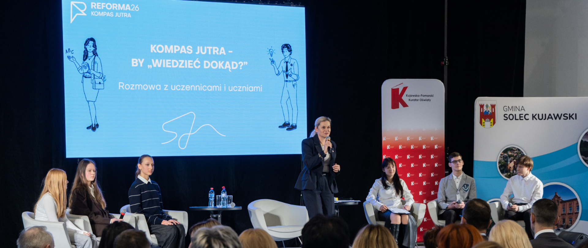 Na zdjęciu znajdują się uczestnicy spotkania rozmawiający z Ministrą Edukacji Barbarą Nowacką podczas trasy informacyjnej Kierunek: Kompas Jutra w Solcu Kujawskim