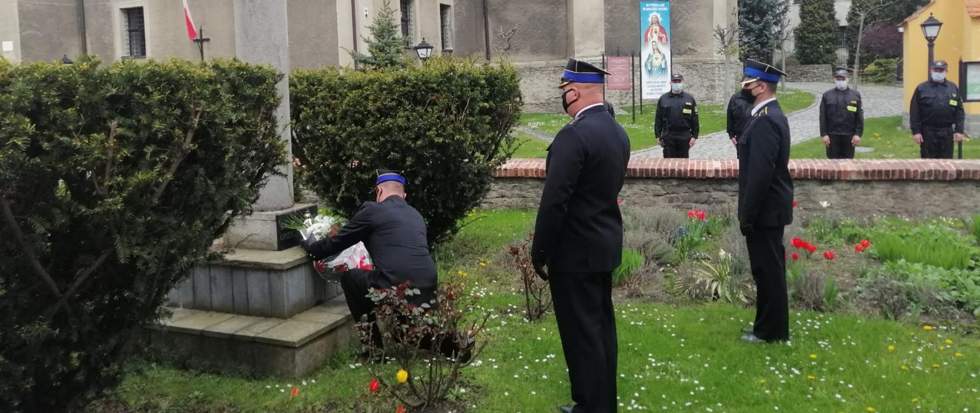 Przedstawiciele KP PSP w Strzelinie składają kwiaty pod pomnikiem św, Floriana
