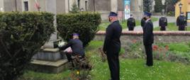 Przedstawiciele KP PSP w Strzelinie składają kwiaty pod pomnikiem św, Floriana
