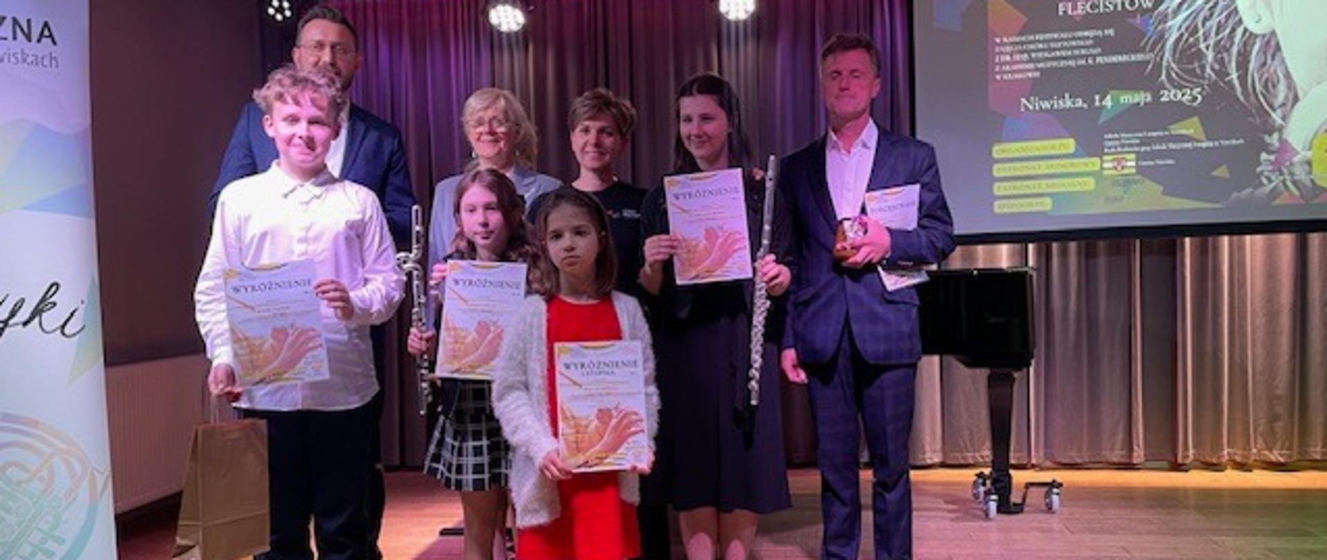 uczniowie klasy fletu nagrodzeni podczas VIII Podkarpacki Festiwal Młodych Flecistów w Niwiskach, wraz z nauczycielką Dorotą Wilk i jury konkursu 