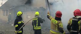 Działania ratowniczo - gaśnicze przy pożarze budynku gospodarczego.