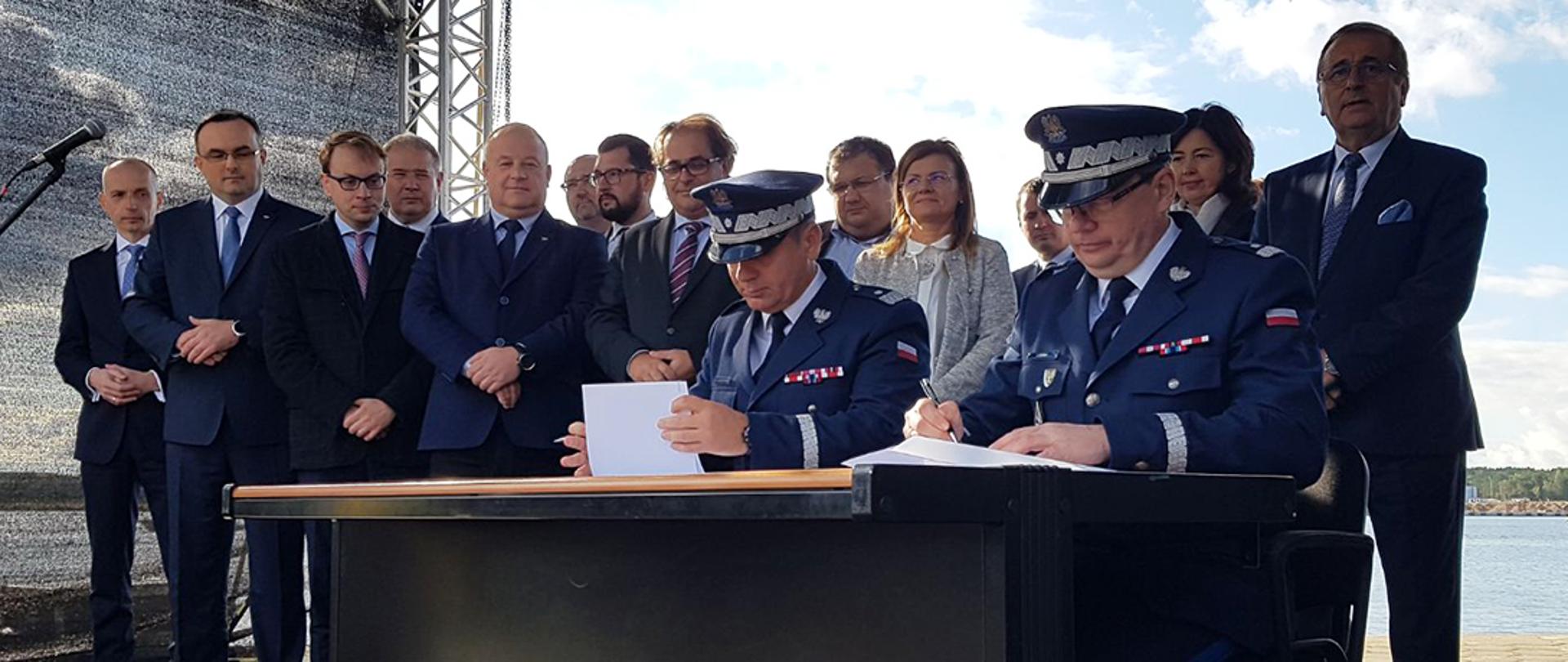Zastępca Komendanta Głównego Policji oraz Komendant Wojewódzki Policji podpisujący akt porozumienia.