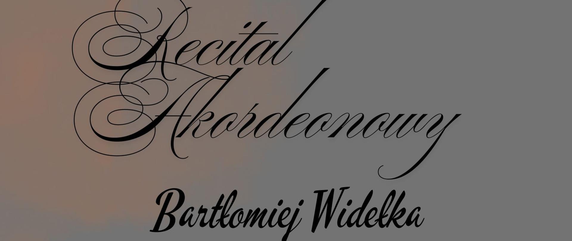 Plakat utrzymany jest w szarej kolorystyce. W lewym górnym oraz prawym dolnym rogu znajdują się czerwone akcenty. W górnej części plakatu, czarną czcionką, umieszczono tekst: „Recital akordeonowy Bartłomiej Widełka 24 marca 2026 r., godz. 17:00”. W centralnej części znajduje się zdjęcie wykonawcy grającego na akordeonie. W dolnej części plakatu, po lewej stronie, widnieje napis: „Sala koncertowa ZPSM w Bochni”, natomiast po prawej stronie umieszczono logo szkoły. Na samym dole plakatu znajduje się popielaty pasek z programem koncertu.