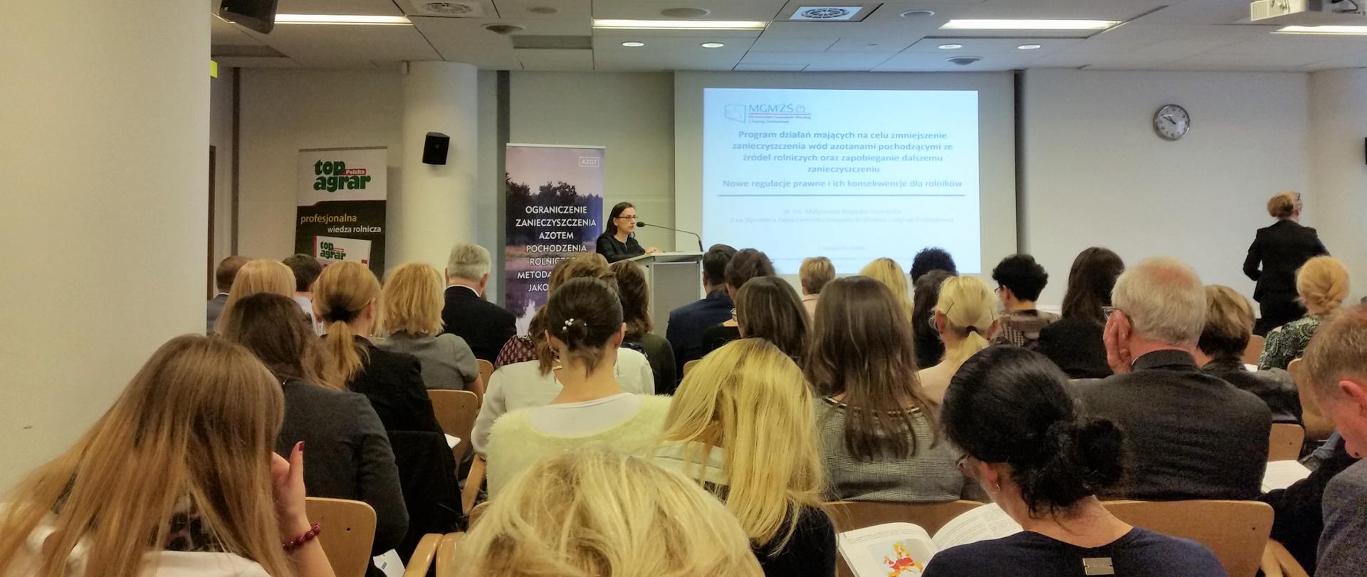 Uczestnicy konferencji słuchają wypowiedzi jednego z prelegentów