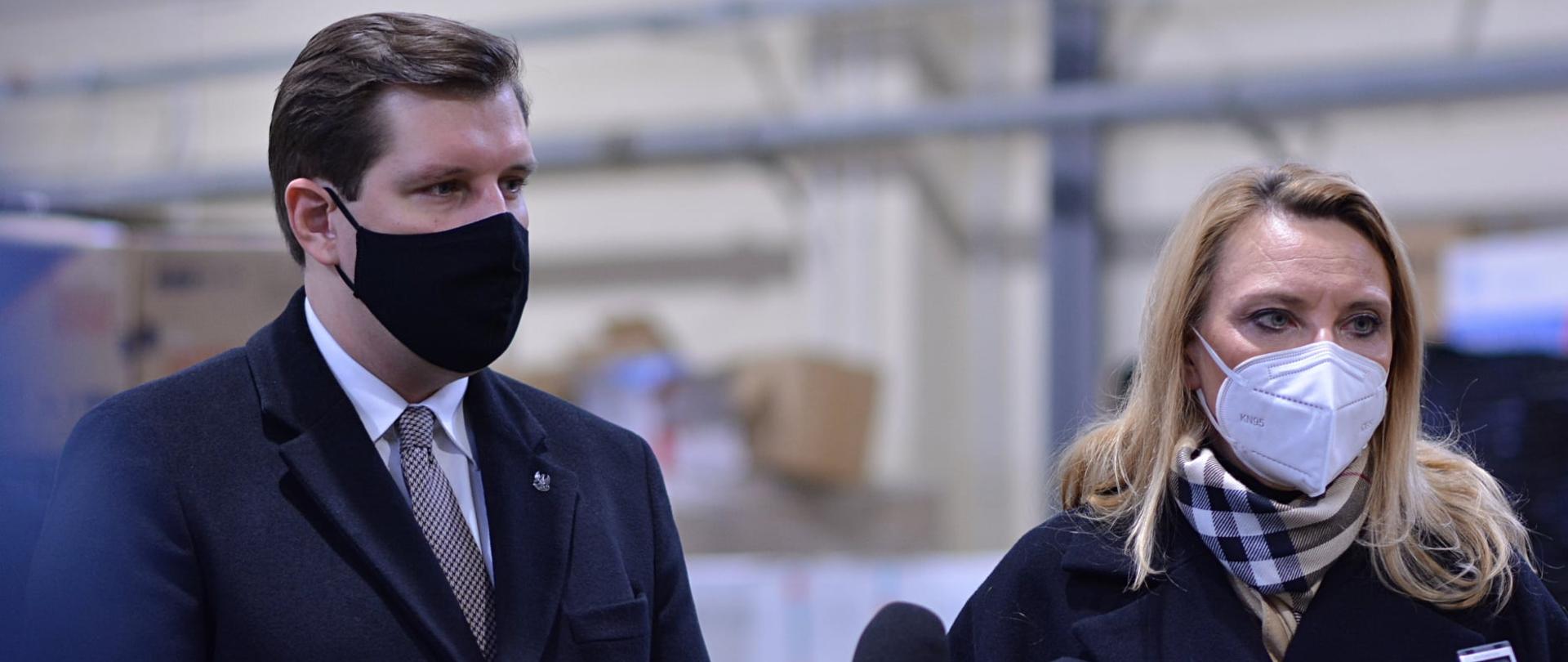 Wojewoda łódzki Tobiasz Bocheński i profesor Anna Piekarska.