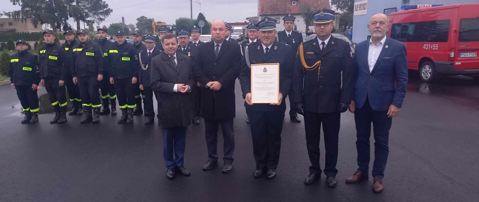 Zastępca wielkopolskiego komendanta wojewódzkiego PSP wręczył decyzję o włączeniu OSP Babkowice na kolejne 5 lat do KSRG