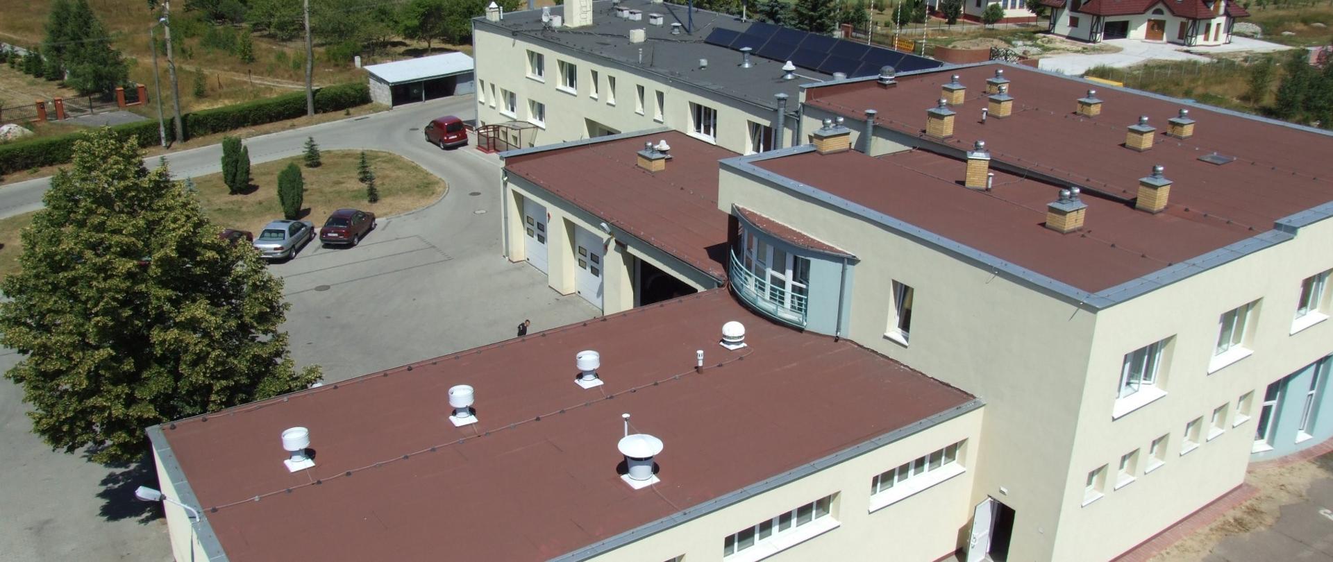 Zdjęcie przedstawia rozbudowany budynek strażnicy komendy w 2004 r. Zdjęcie zrobione z podnośnika hydraulicznego. 