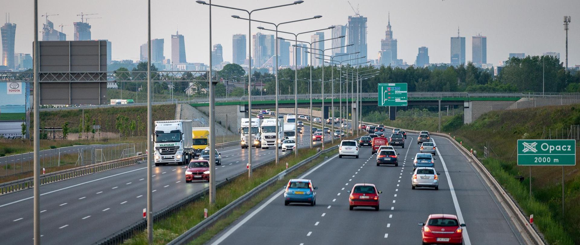 Dwujezdniowa trasa szybkiego ruchu, każda jezdnia składa się z 4 pasów w tym po 1 awaryjnym. Jezdnie rozdzielone są pasem zieleni z wygrodzeniem barierami i latarniami. Po obu jezdniach poruszają się samochody osobowe, dostawcze i ciężarowe. Wzdłuż prawej jezdni ustawione są tablice informacyjne o odległości do najbliższego zjazdu oraz o najbliższych możliwych zjazdach z trasy. Na zdjęciu widoczna jest panorama Warszawy (PKiN, istniejące wieżowce i budowane wraz z dźwigami).