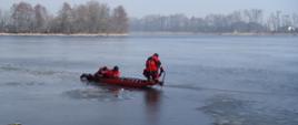 Strażacy ewakuują osobę pod którą zarwał się kruchy lód