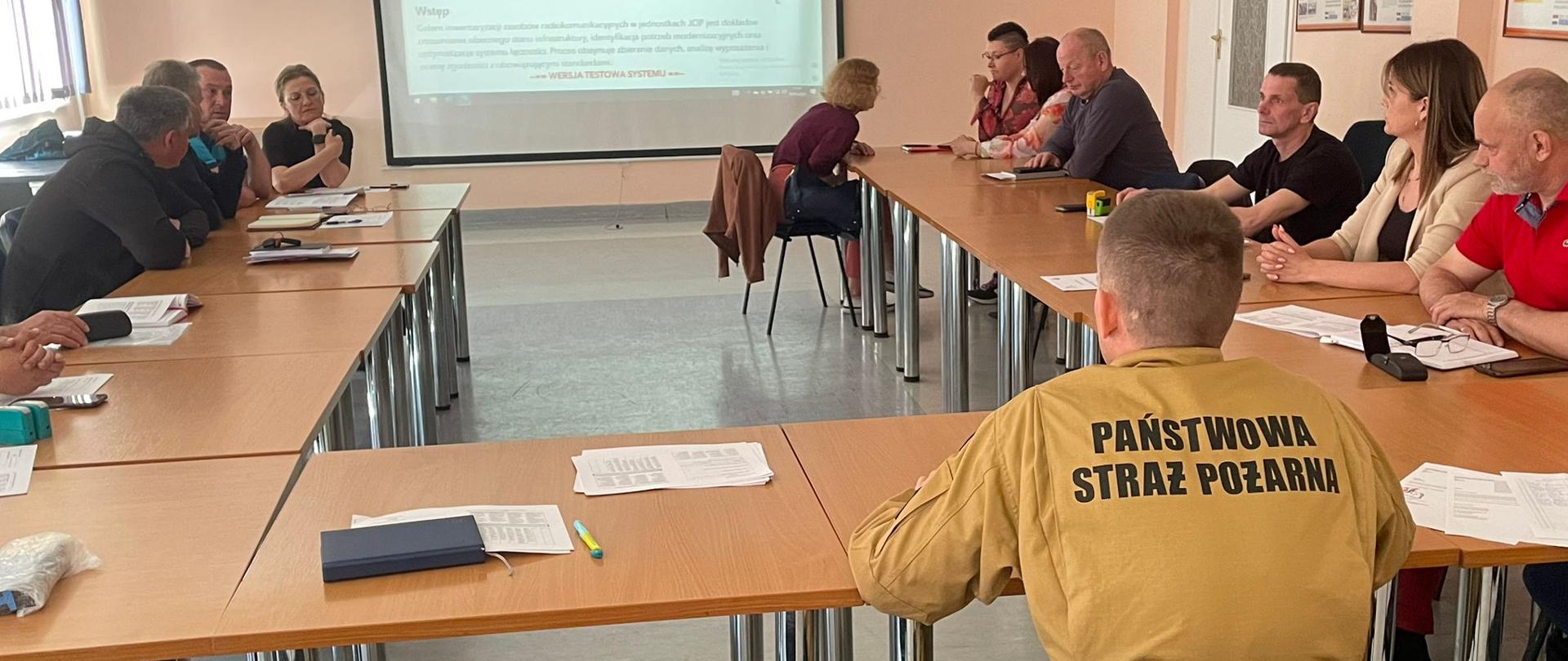 Zdjęcie przedstawia uczestników spotkania