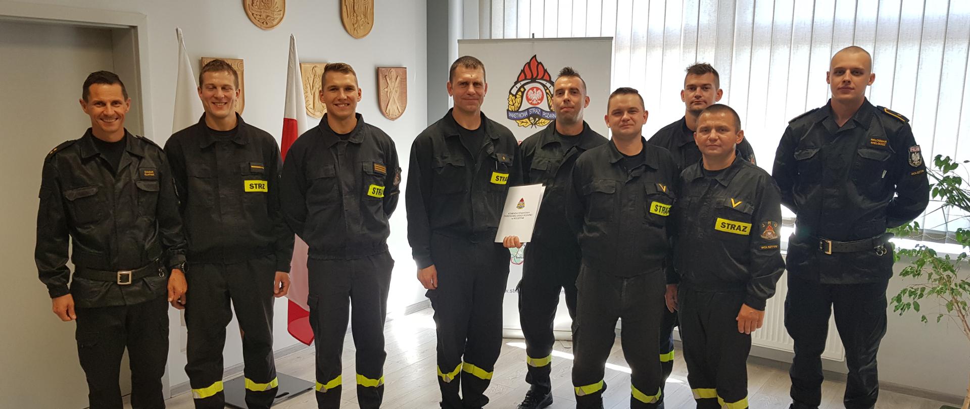 Zmiana I Jednostki Ratowniczo-Gaśniczej w Wolsztynie wraz z dowództwem chwilę po przekazaniu nagrody jubileuszowej dowódcy zmiany - asp. Damianowi Kotlarskiemu.