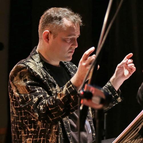 Roman Marczyński - orkiestra - trębacz, dyrygent, pedagog muzyczny - Absolwent Akademii Muzycznej w Krakowie na Wydziale Instrumentalnym – Muzyka Współczesna i Jazz. Aktualnie pracuje jako nauczyciel gry na trąbce w Szkole Muzycznej I stopnia w Suchej Beskidzkiej. Dyrygent Szkolnej Orkiestry Dętej w Szkole Muzycznej I stopnia w Suchej Beskidzkiej, Orkiestry Roczyny, Młodzieżowej Orkiestry Salezjańskiej w Oświęcimiu, Orkiestry OSP Jordanów, Orkiestry OSP Witkowice, Orkiestry OSP Wysoka, a także Orkiestry „Letnie Muzyczne Tortury” w PSM I i II stopnia w Wadowicach.