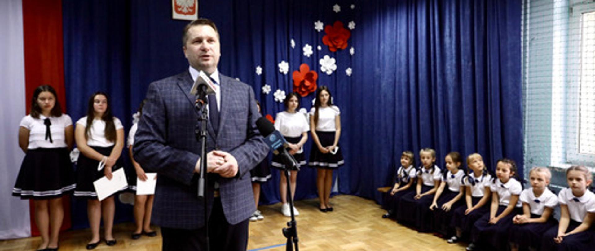 Wizyta ministra Przemysława Czarnka w Szkole Podstawowej w Leścach