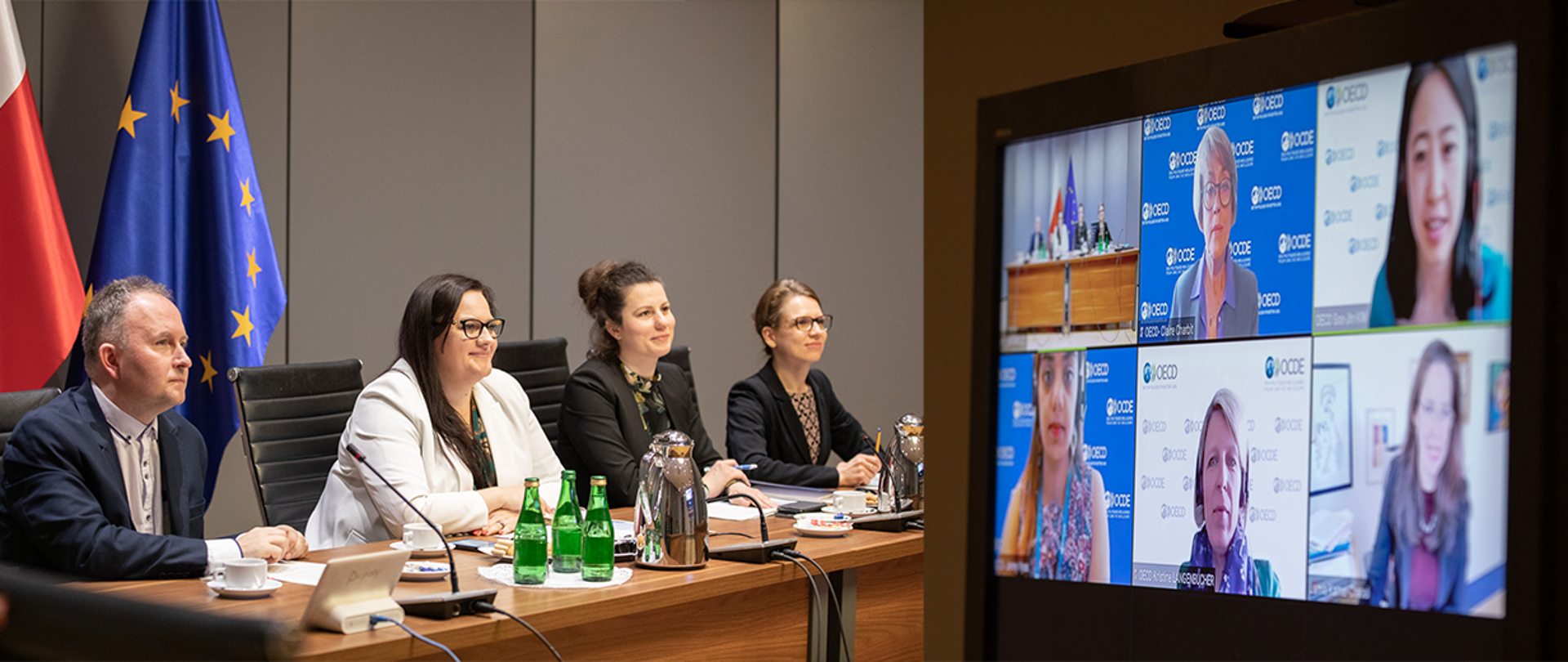 Kolaż dwóch zdjęć. Po lewej cztery osoby przy stole. Po praweu na ekranie sześć okien z osobami.