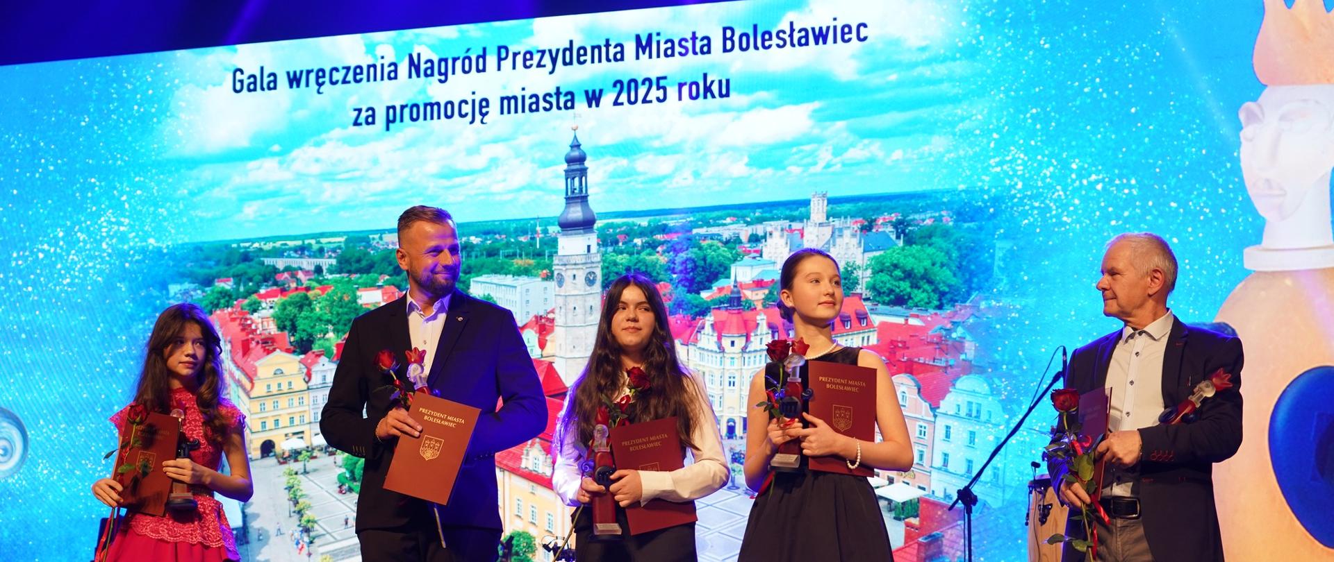 Zdjęcie przedstawiające uczestników nagrodzonych w dziedzinie kultury za promocję miasta Bolesławiec w 2025 roku, znajdujących się na scenie kina "Forum" w Bolesławcu. Gala odbyła się 5. marca 2026 r.