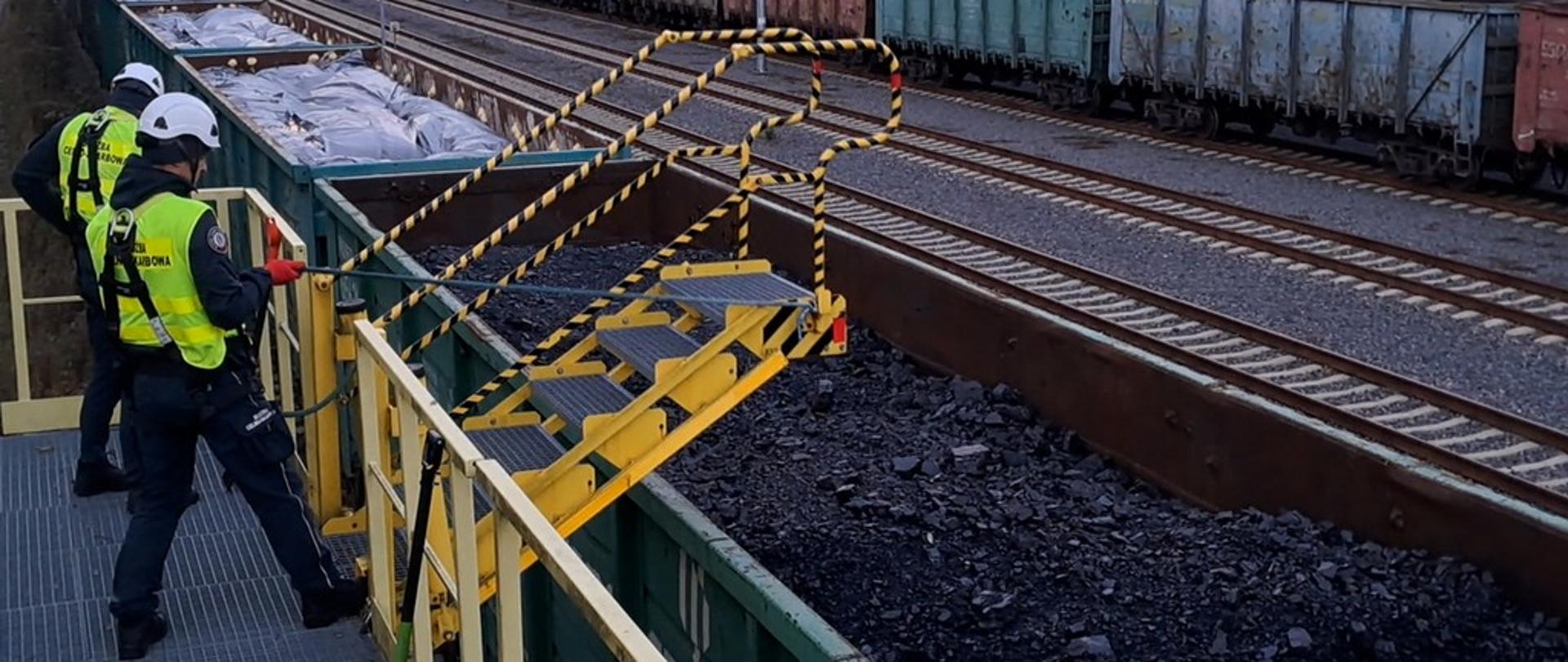 Funkcjonariusze podczas wejścia do wagonu