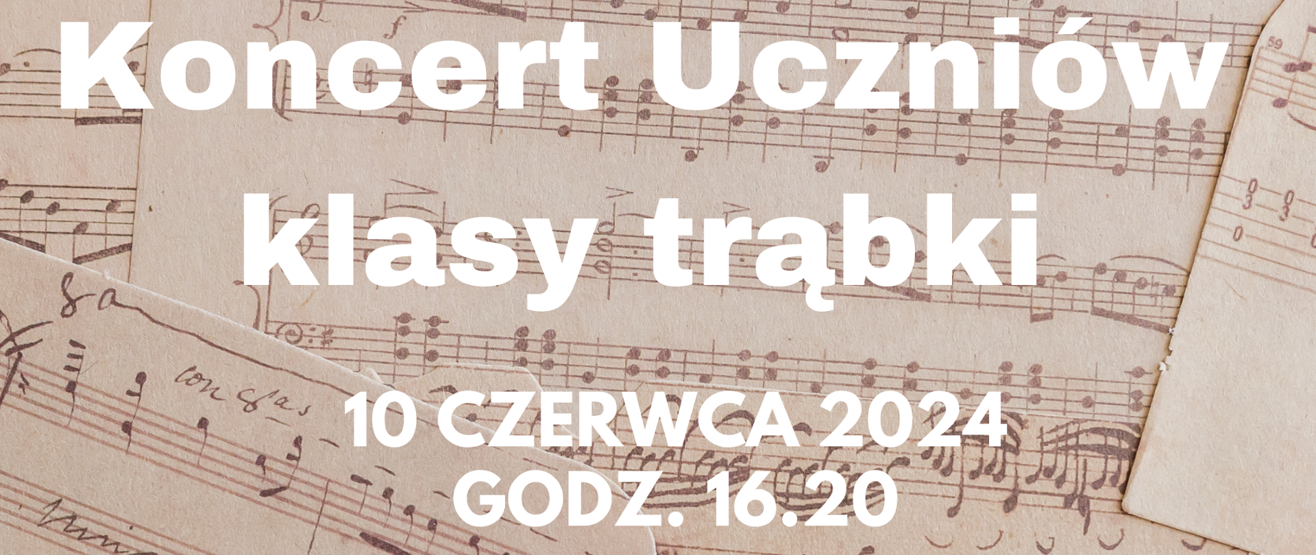 Plakat w tle odręczne kartki nutowe zapisane prawdopodobnie atramentem od góry z lewej strony białe logo szkoły według ustalonego znaku pofalowana pięciolinia z nutami oraz kluczem wiolinowym poniżej napis w białym kolorze koncert uczniów klasy Trąbki 10 czerwca 2024 godzina 16:20 w lewym dolnym rogu symbol trębacza widok z boku trąbką uniesiona lekko do góry całość pokryta mozaiką jakby zrobioną z monet w prawo pofalowo na pięciolinia z nutami poniżej granatowy napis państwowa szkoła muzyczna pierwszego i drugiego stopnia im Witolda Lutosławskiego w Nysie sala koncertowa
