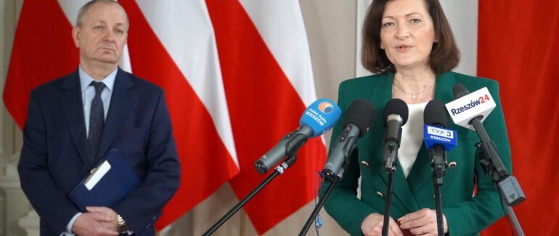 Wojewoda podkarpacki Ewa Leniart zabiera głos podczas konferencji prasowej na temat realizacji Funduszu Rozwoju Przewozów Autobusowych. W tle po jej lewej stronie stoi dyrektor Wydziału Infrastruktury Podkarpackiego Urzędu Wojewódzkiego w Rzeszowie Krzysztof Sopel