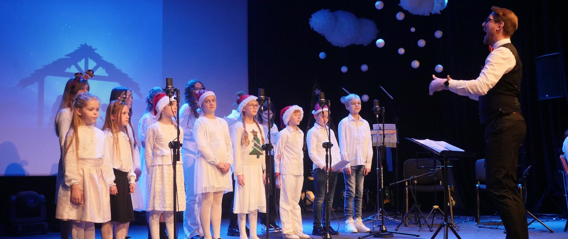 Galeria 24 zdjęć z koncertu "Kolędujmy wszyscy wraz", który odbył się 15 grudnia 2023 godz. 18:00 w sali widowiskowej MGOK w Bystrzycy Kłodzkiej, wystąpili uczniowie ze szkoły muzycznej w Kłodzku i Bystrzycy Kłodzkiej