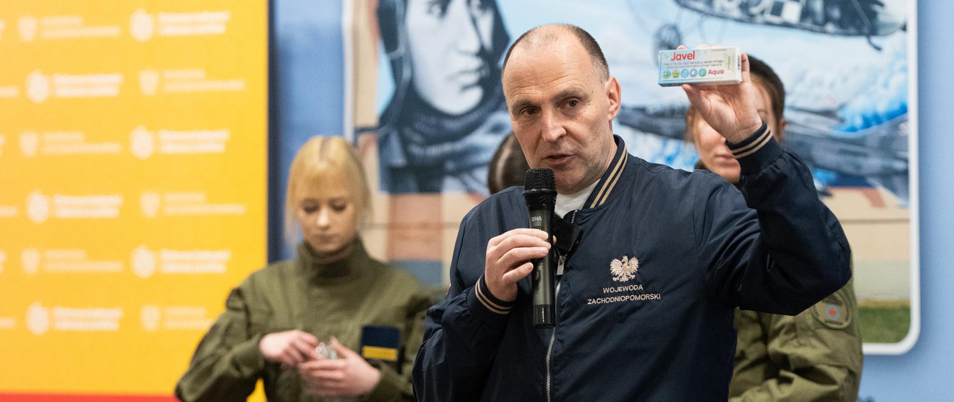 wojewoda pokazuje tabletki do uzdatniania wody