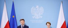 Minister Michał Dworczyk i min Jadwiga Emilewicz podczas konferencji prasowej.