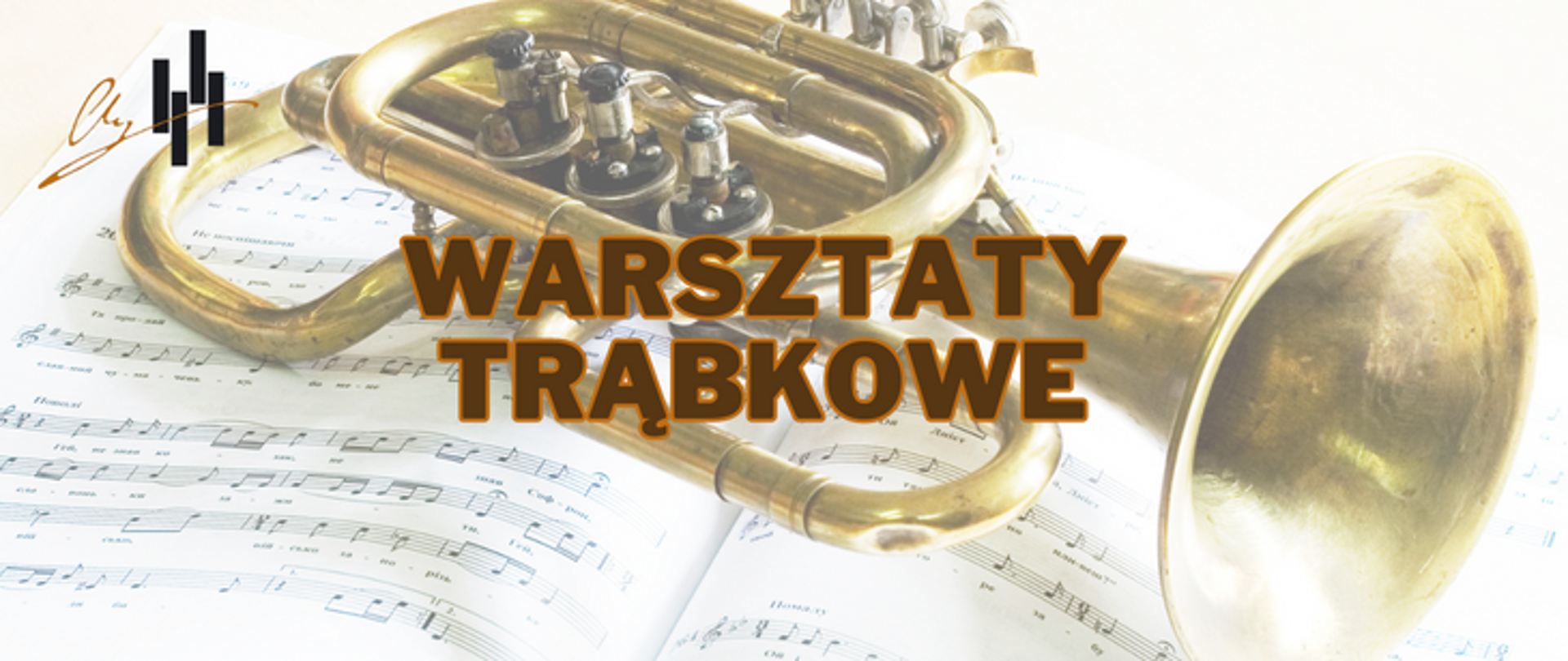 Plakat informujący o warsztatach trąbkowych. W lewym górnym rogu logo szkoły. W tle Zeszyt nutowy a na nim złota trąbka