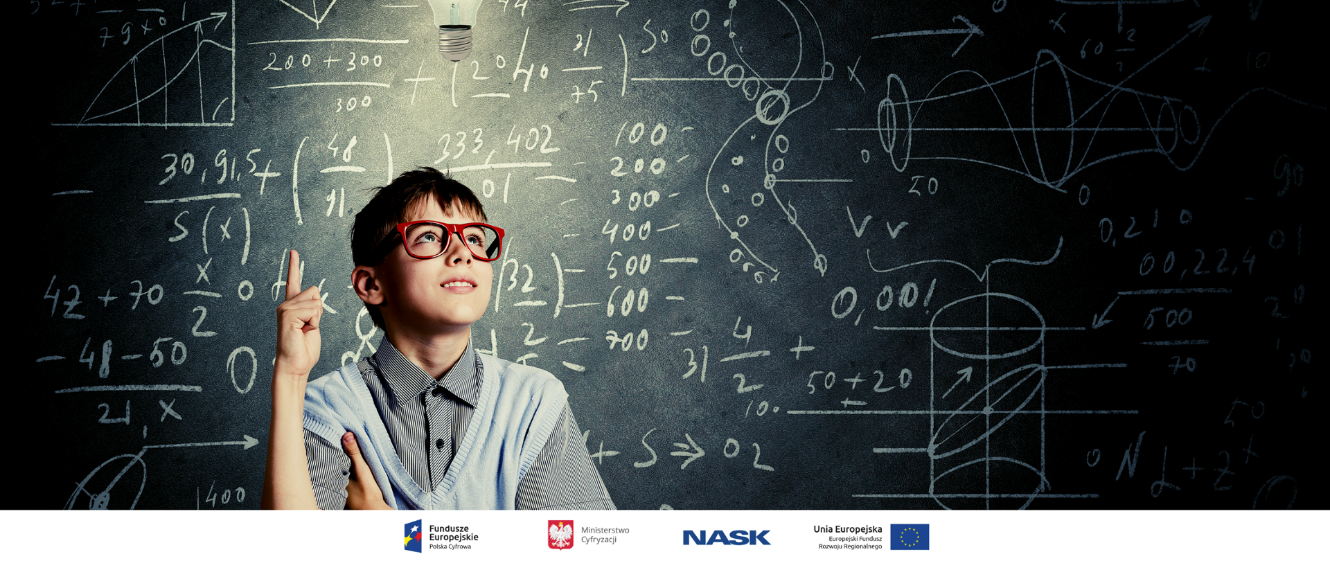 Chłopiec w okularach na tle tablicy z wzorami matematycznymi.