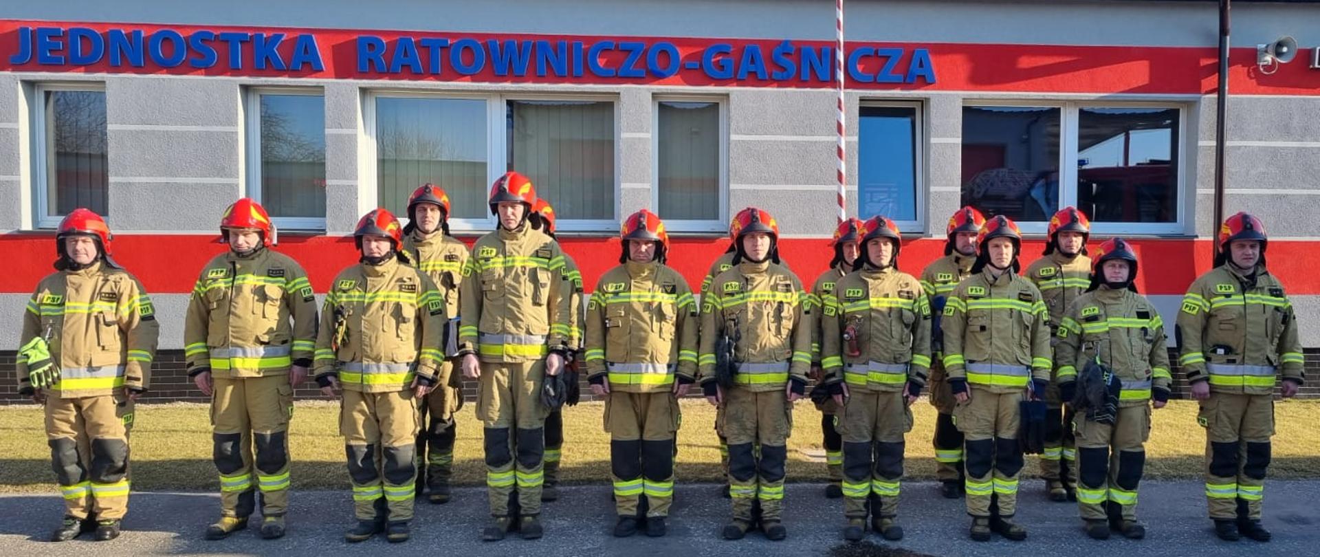 Złotowscy strażacy podczas zmiany służbowej na zbiórce 