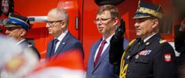 Wojewoda, Wiceminister oraz Komendant wojewódzki PSP stoją 