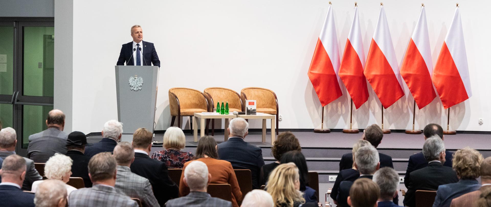 
Grupa ludzi w sali konferencyjnej
