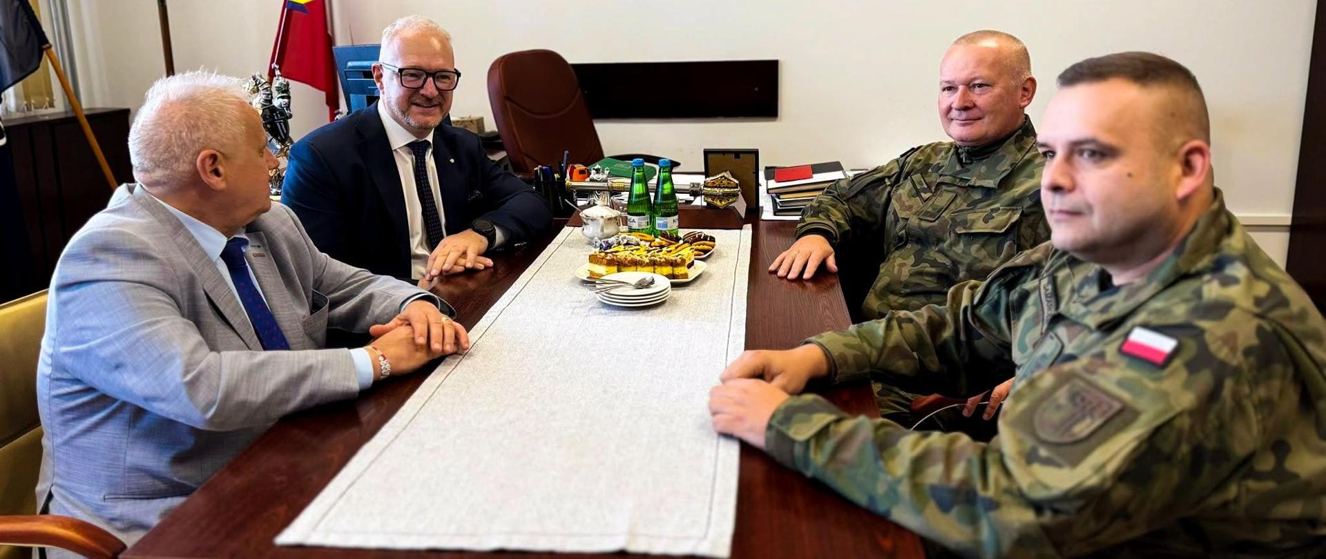 Wojewodowie Król i Szczypiński z wizytą u Zawiszaków w Giżycku