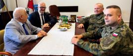 Wojewodowie Król i Szczypiński z wizytą u Zawiszaków w Giżycku