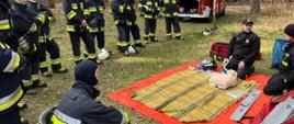 Druhowie OSP ćwiczący zagadnienia z pierwszej pomocy.
