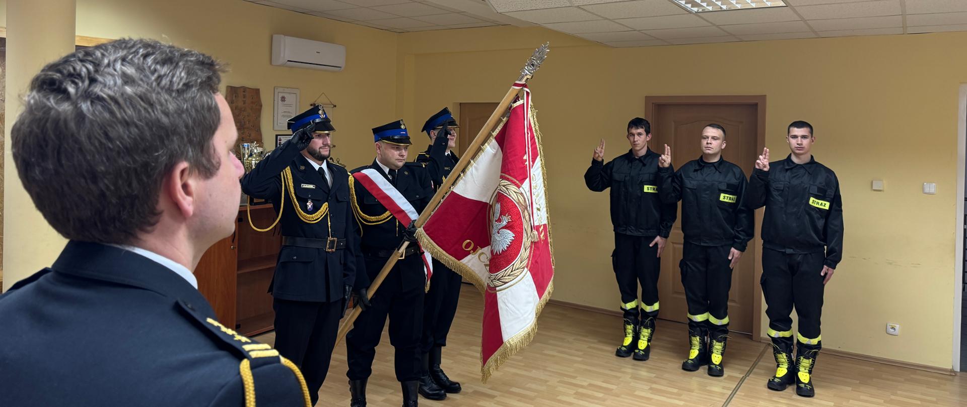 Zdjęcie przedstawia uroczystość złożenia ślubowania na sztandar przez nowych strażaków w obecności Komendanta Powiatowego PSP w Strzelcach Krajeńskich
