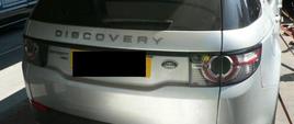 Zdjęcie przedstawia tył skradzionego samochodu land rover discovery