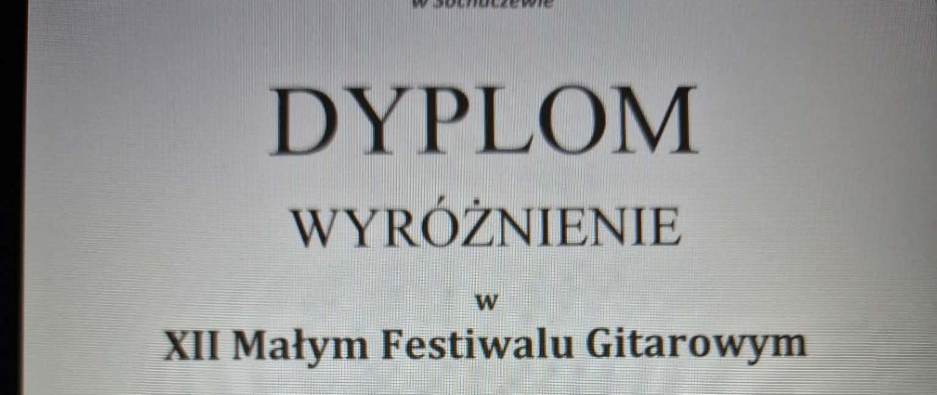 Na białym tle czarnymi literami Dyplom ucznia