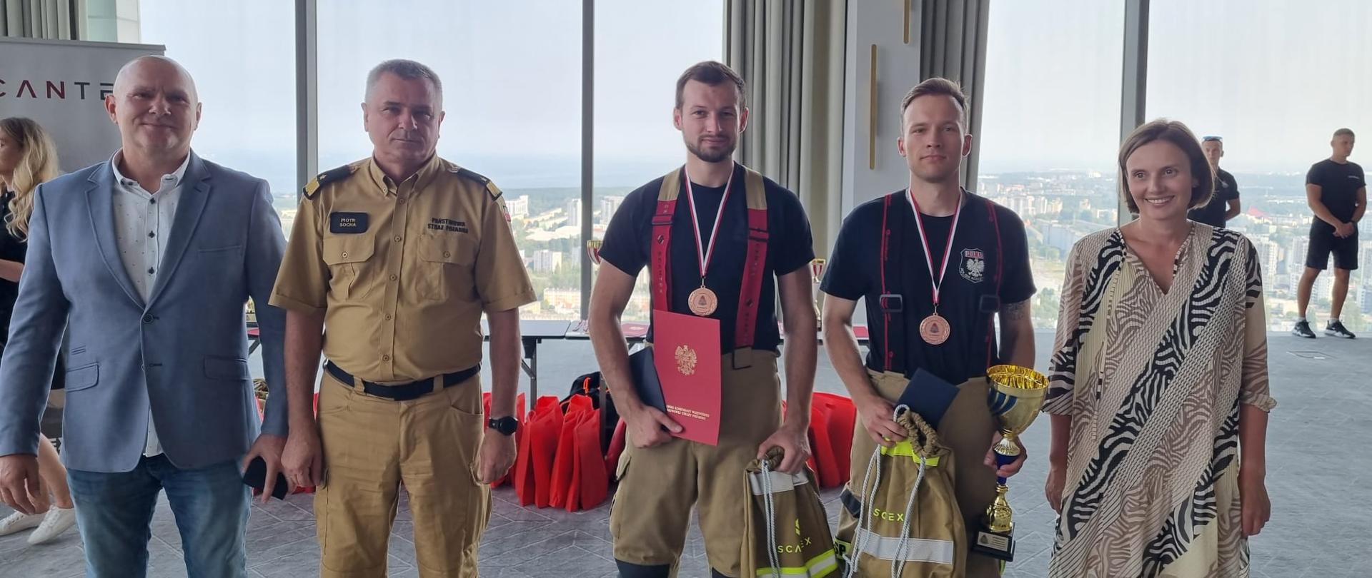 strażacy z komendy sopot na wspólnym zdjęciu z komendantem wojewódzkim i sponsorami