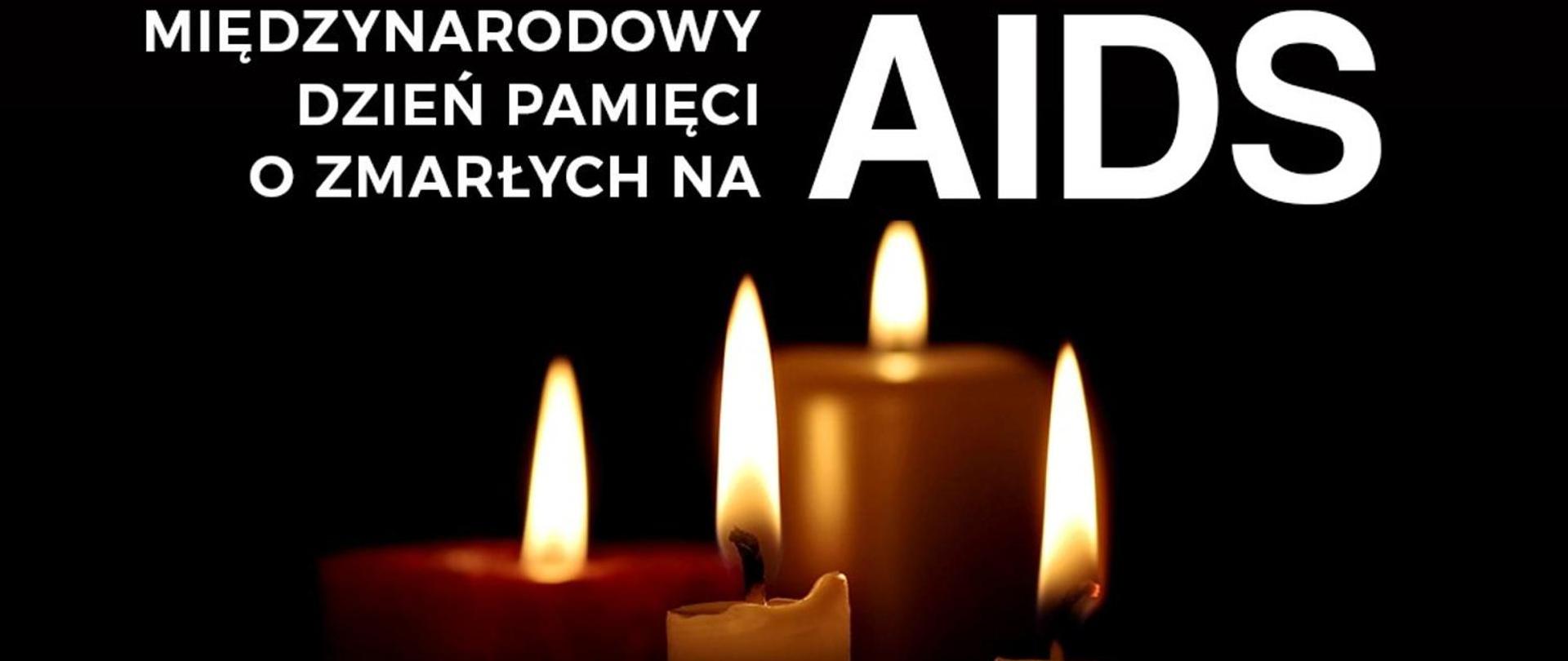 Cztery zapalone świece na czarnym tle. Trzy z nich znajdują się na pierwszym planie: po lewej stronie czerwona świeca z wysokim żółtym płomieniem, pośrodku biała świeca z wyraźnie widocznym knotem i wysokim płomieniem, po prawej kolejna świeca z wąskim, jasnym płomieniem. W tle, nieco wyżej, stoi większa świeca w kolorze zbliżonym do beżowego, również zapalona. Płomienie świec dają miękkie, ciepłe światło, a reszta tła jest jednolicie czarna. Na górze obrazu widoczny jest biały napis wielkimi literami: MIĘDZYNARODOWY DZIEŃ PAMIĘCI O ZMARŁYCH NA Po prawej stronie, również u góry, znajduje się bardzo duży biały napis: AIDS