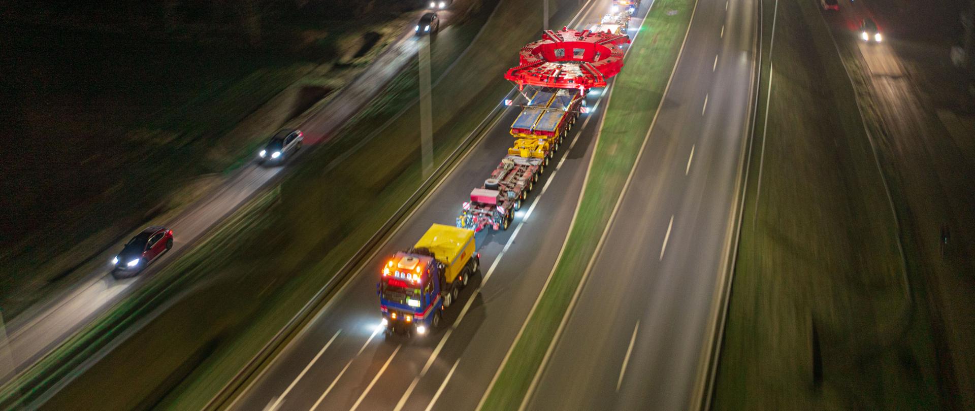 Transport ponad normatywny po drodze ekspresowej S19. Jadą ciężarówki. Noc