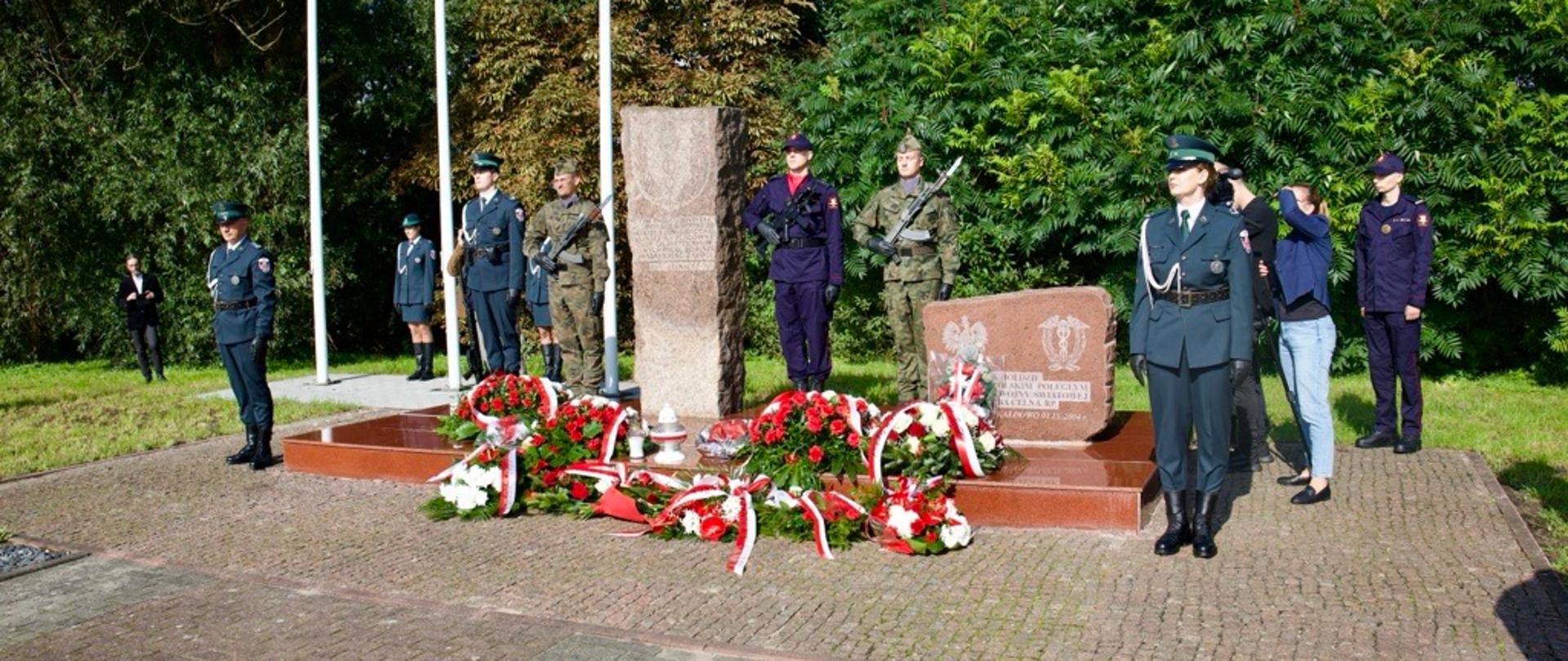 Warta pod pomnikiem.