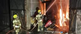 Strażacy paszą pożar budynku gospodarczego.