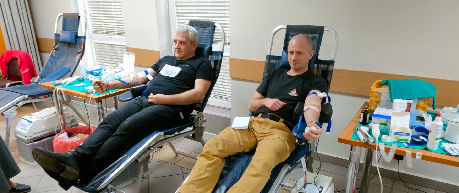 Na zdjęciu uczestnicy akcji poboru krwi 