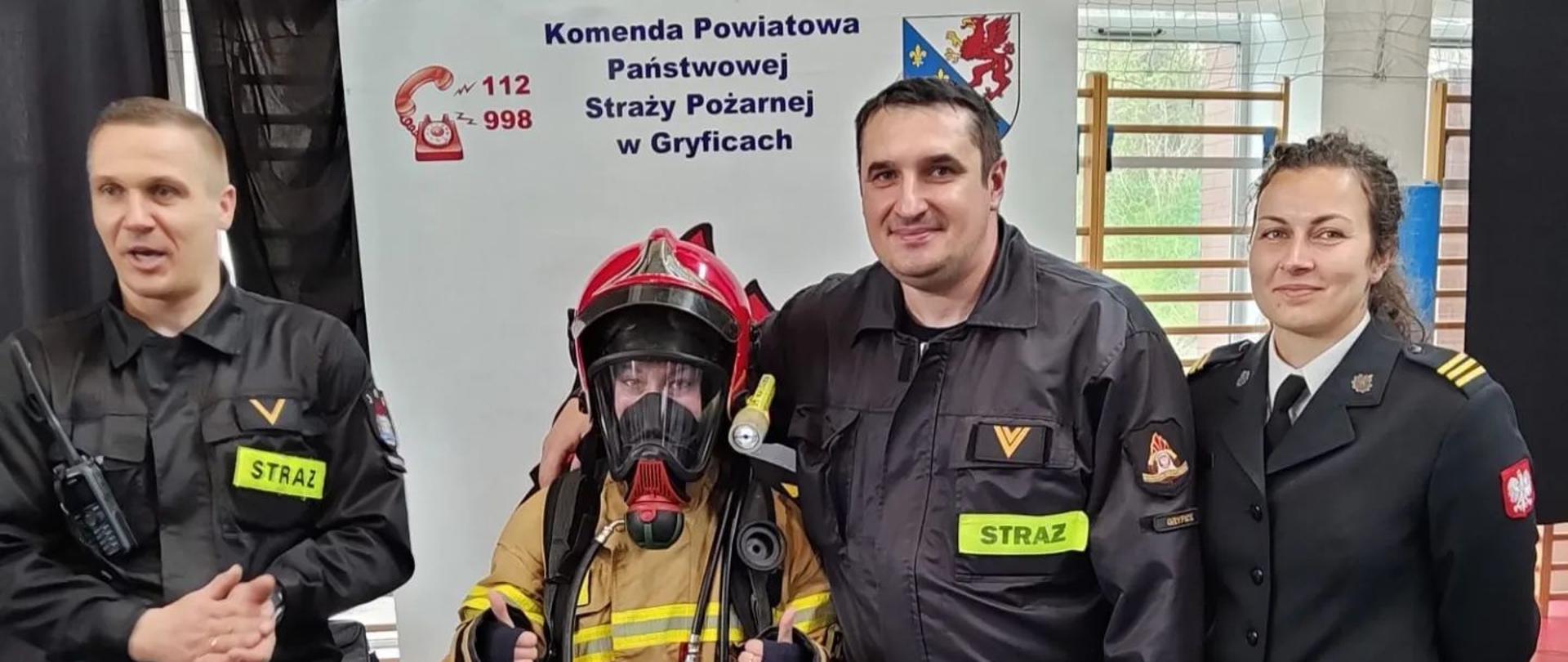 Na zdjęciu funkcjonariusze KP PSP Gryfice podczas prezentacji sprzętu