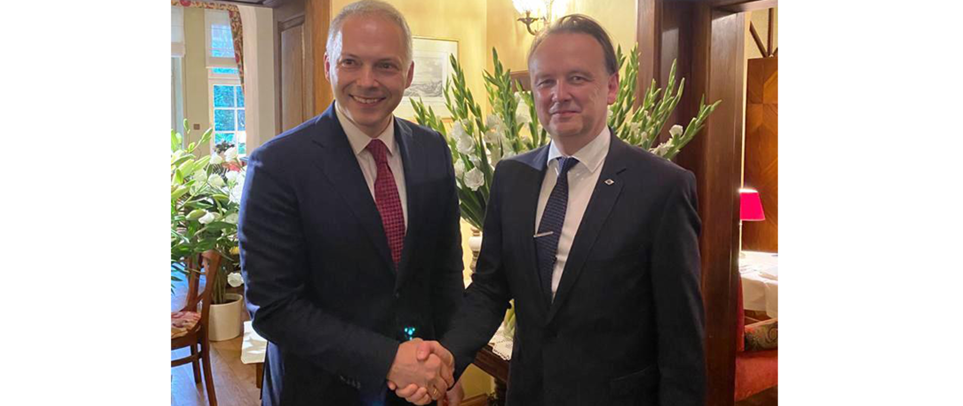 Wiceminister funduszy i polityki regionalnej Jacek Żalek z Arnoldasem Abramavičiusem, wiceminister spraw wewnętrznych Litwy podają sobie ręce.