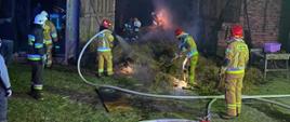 Strażacy gaszą pożar stodoły we Franciszkowie
